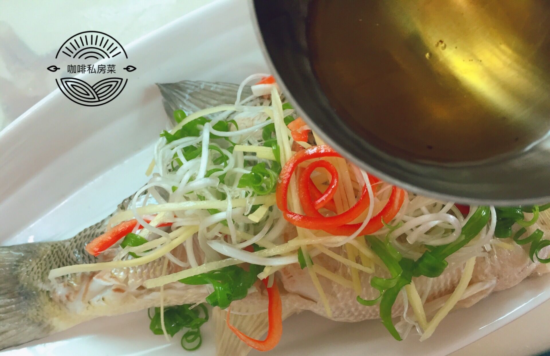 做清蒸鱼用什么油淋,清蒸鱼先放蒸鱼豉油还是先浇热油