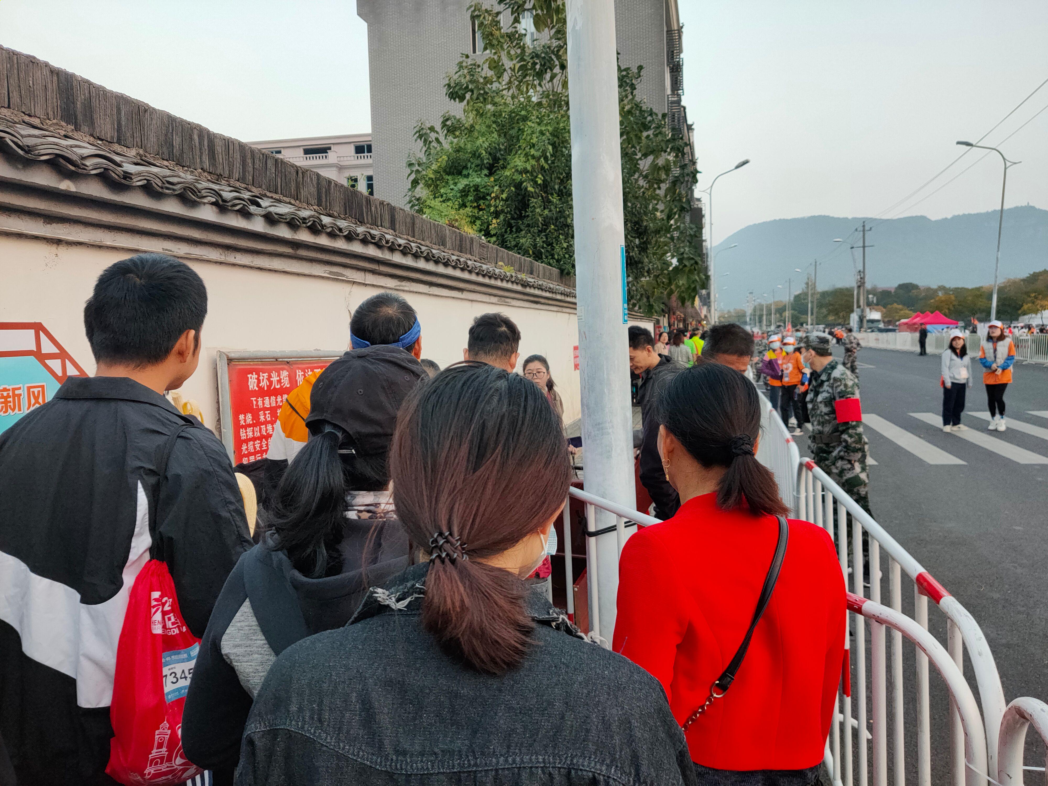 首个全马2022年超燃视频,横店马拉松2023全马颁奖直播