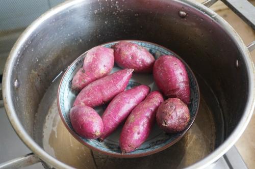 紫薯中的花青素遇酸会变色吗,紫薯为什么水煮了颜色变蓝