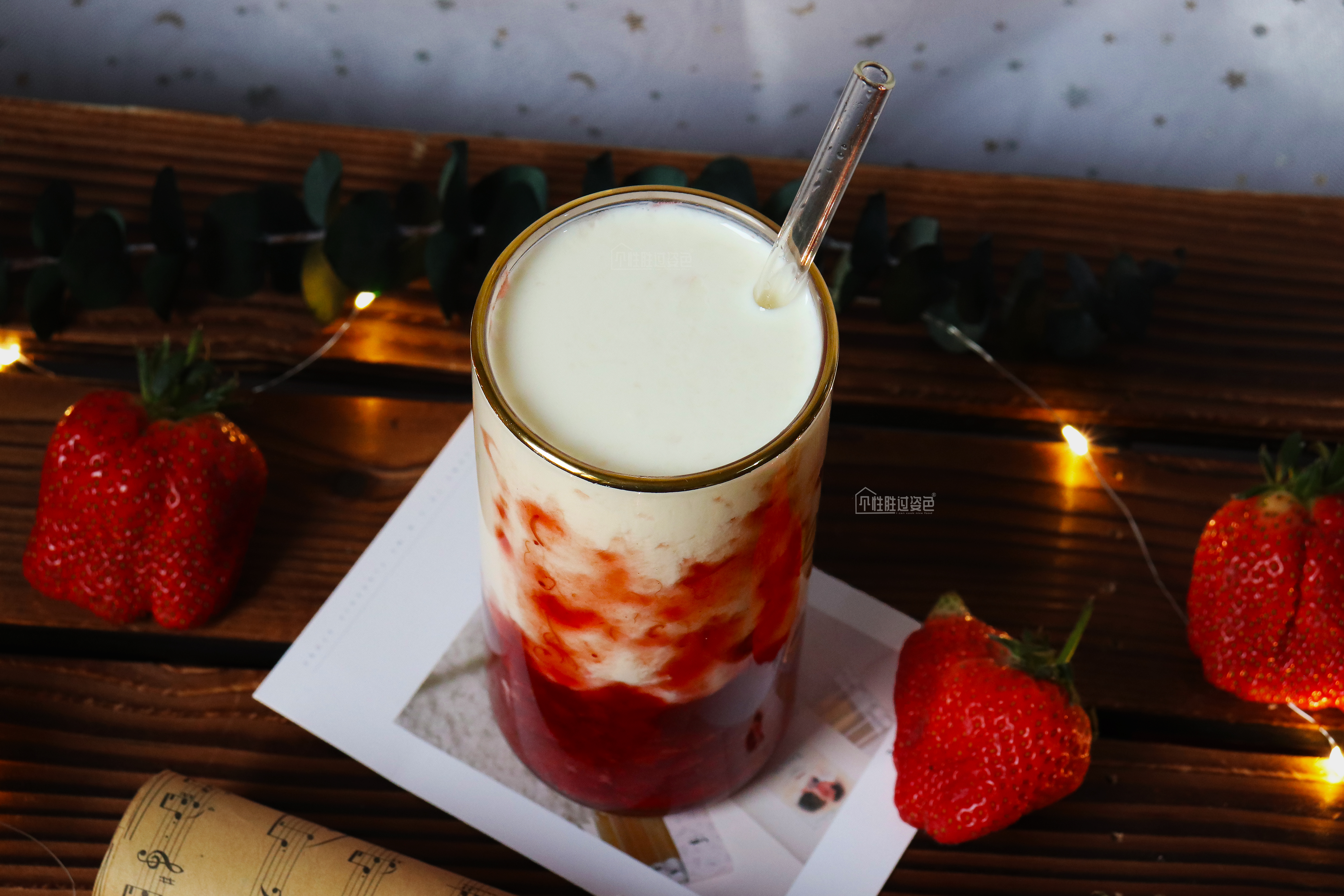 火爆网络的高颜值草莓鲜牛乳来了，喝完这杯我就是头条最甜的仔