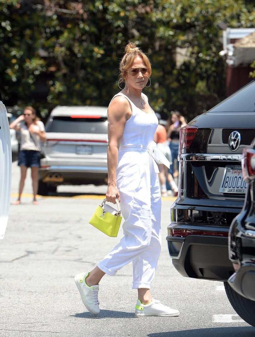 詹妮弗洛佩兹inthemorningmv,詹妮弗洛佩兹身穿蓝色运动套装