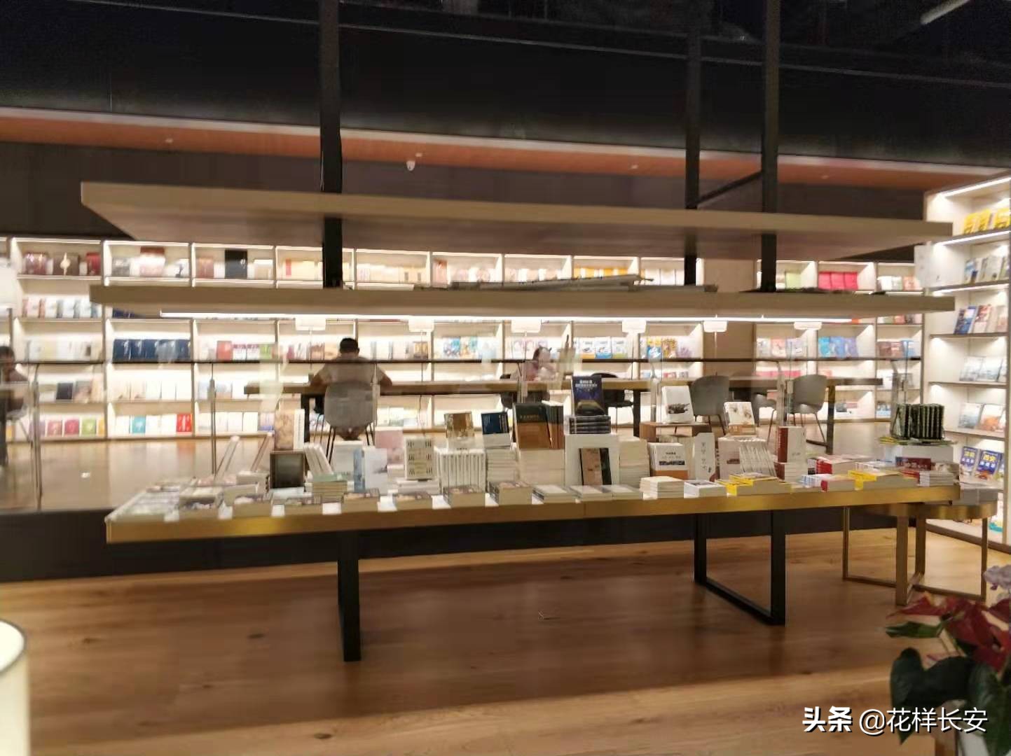 亲测西郊最大书城座位忒别多贼适合看书