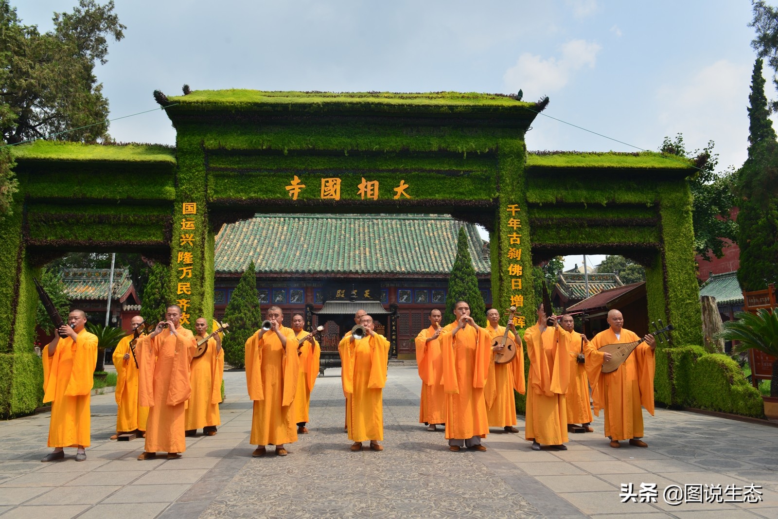华灯初上，开封香飘夜空，叫卖声、欢笑声构成夜市版的清明上河图