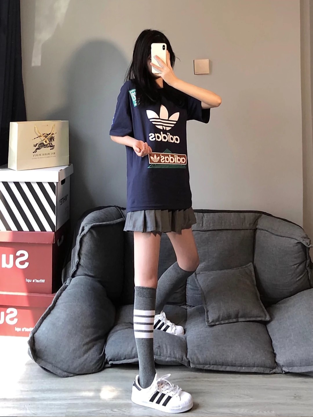 阿迪短袖加牛仔裤穿搭,阿迪短袖配百褶裙