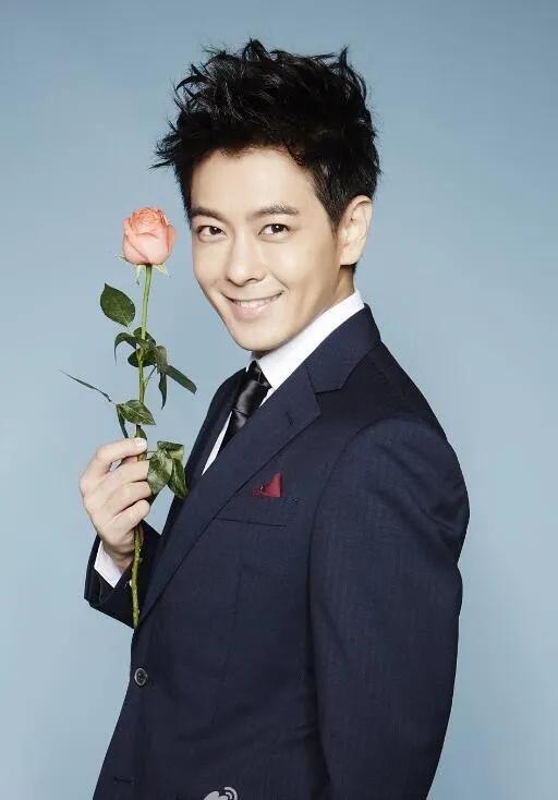 行走的荷尔蒙，这6位越老越有味，大胡茬克制又霸道，气质太绝了