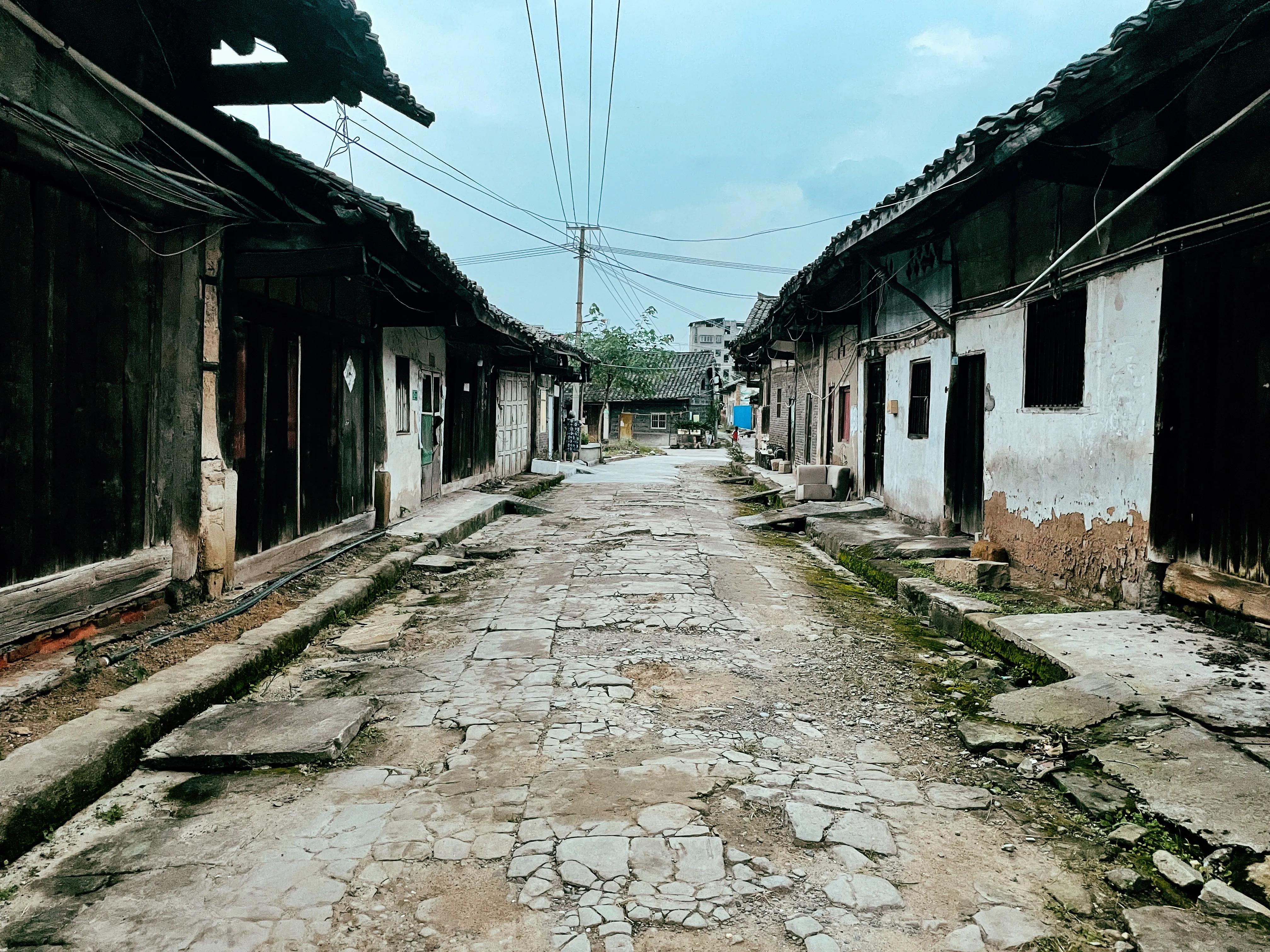 凯江边的这座古镇，别名小三台。很特别的是古城门分大小门