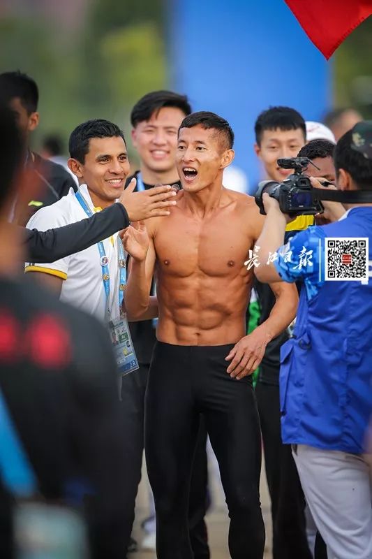 像*弹子**一样快!卡车司机重返军营打破世界纪录,这个中国男人火了