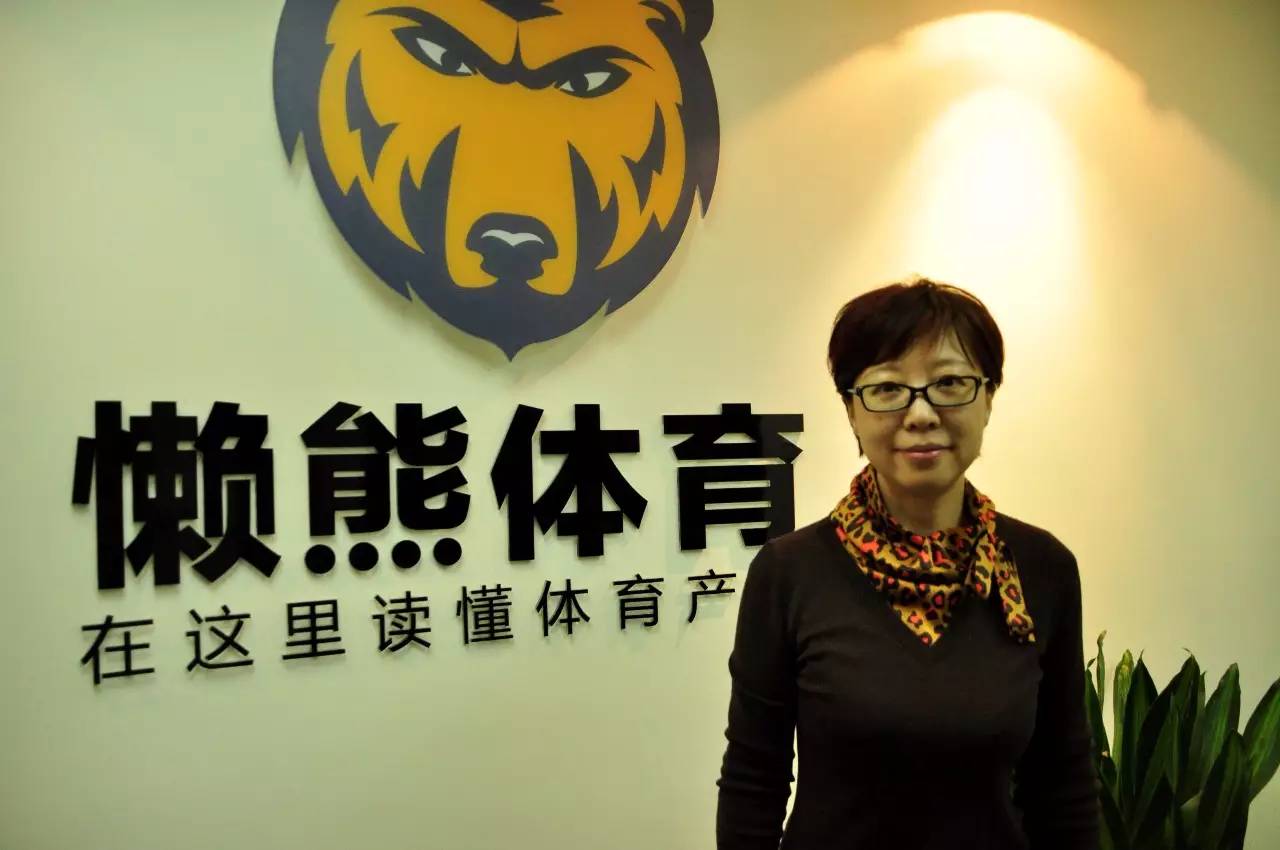 她曾是中国第一足球记者,与米卢关系密切,今再贴米卢合影少人看