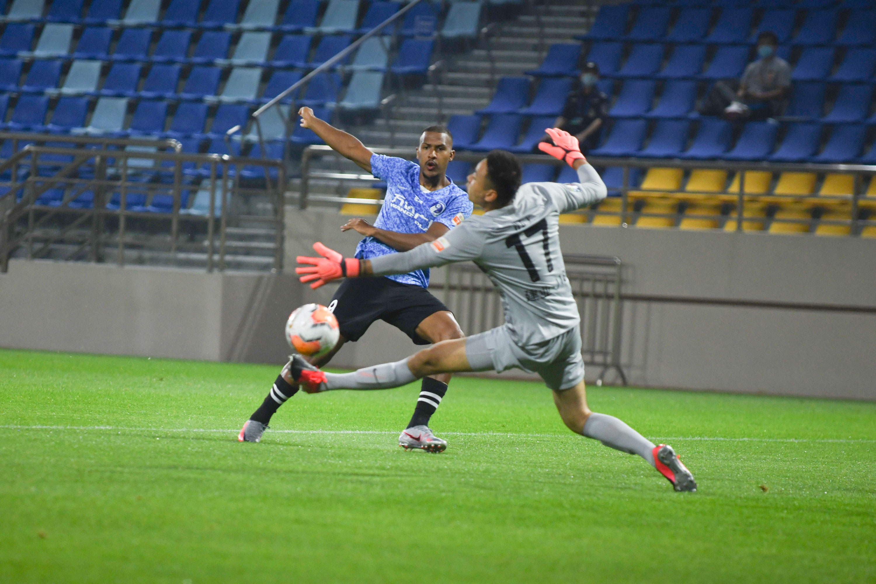 贝尼特斯中超执教视频,贝尼特斯大连足球比赛