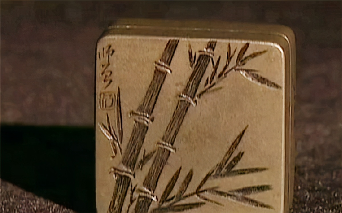 老人3万买墨盒,老板又赠了小盒,专家:大盒是赝品,小盒值百万