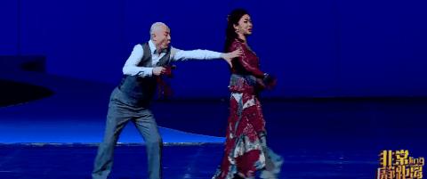 她28岁变性，父亲被嘲笑“这是你儿子还是女儿？”，一句话暖哭