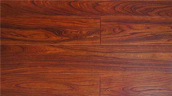 买原木地板要看品牌么,番龙眼和柚木地板比较
