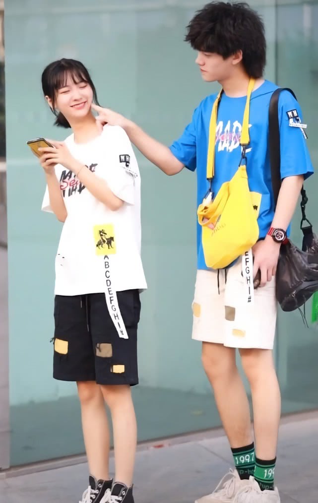 最近很火的一对情侣街拍,街拍情侣最萌身高差穿搭