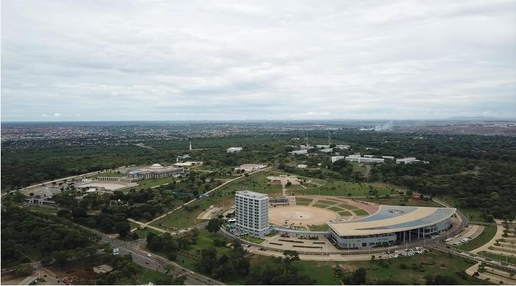 转转中国人在非洲的建材市场，全国规模最大，一张床2400块算便宜