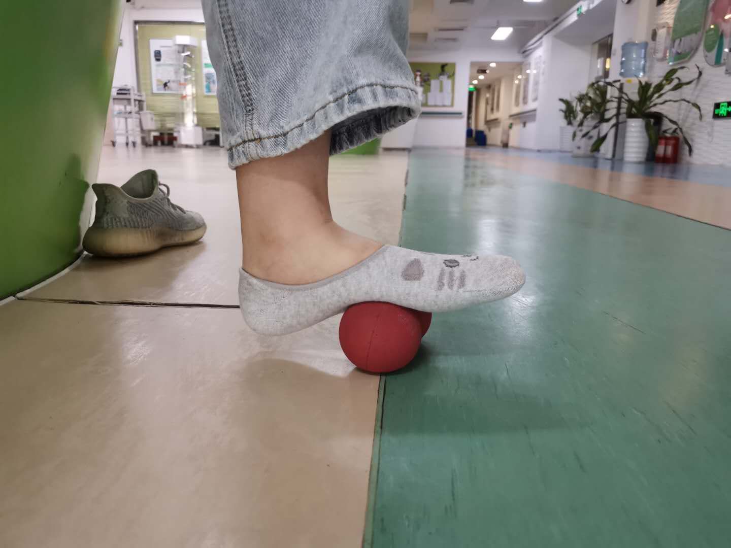 脚后跟长骨刺要不要紧,脚后跟长骨刺可以打封闭吗