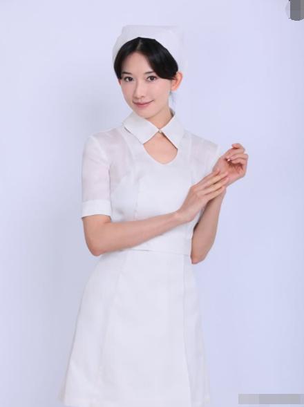 柳岩吊带睡裙现身机场,柳岩护士装是什么节目
