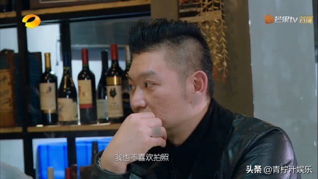 同回到娘家，林允爸妈做13道菜给女儿吃，王鸥和母亲坐姿显生疏