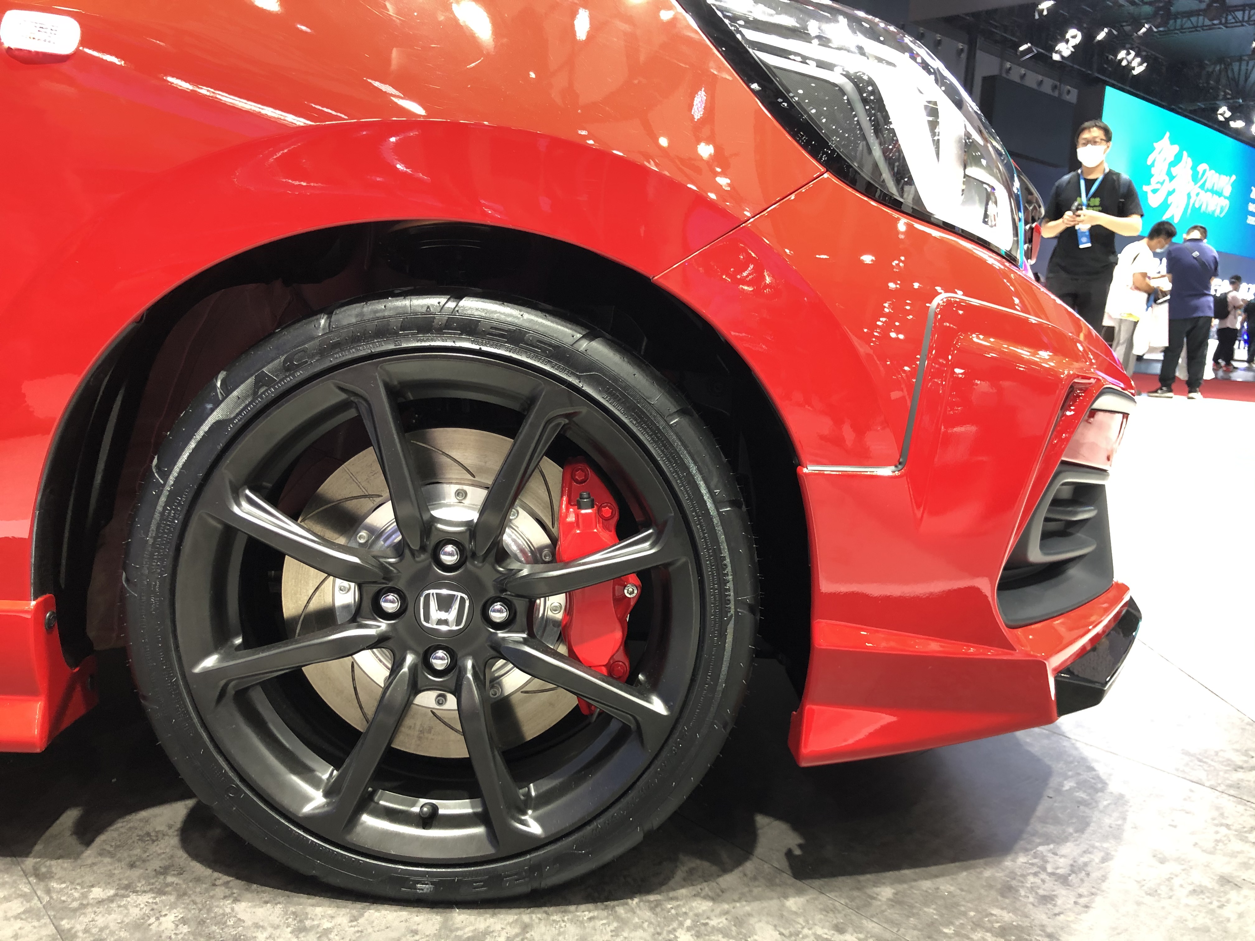 無限版飞度、好猫“如虎”，广州车展新车展台上的改装车也精彩