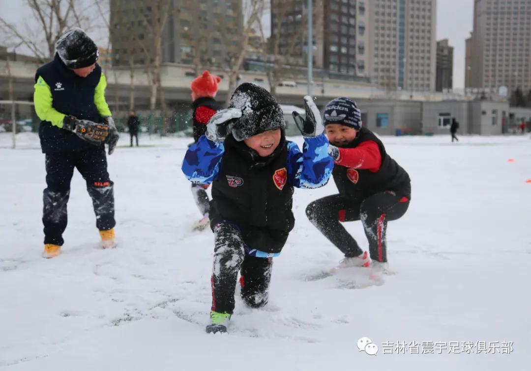 雪地快乐踢球,冰天雪地足球