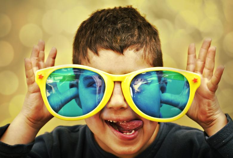 镜片清洗剂可以清洁手机屏幕吗,镜片清洗剂能用来泡隐形眼镜吗