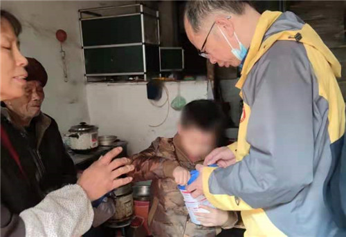 天台平桥镇辉龙大酒店,情系困难员工爱心捐助暖人心