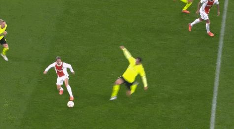 这也红牌？两大欧冠昏哨制造两张争议红牌，英格兰盲侠改变比赛