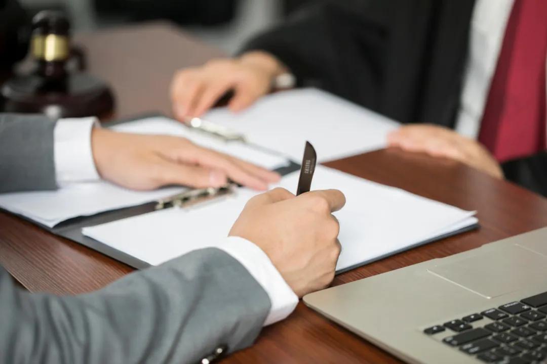 那个让SHE代言“鞋王”达芙妮，两次引入投资基金却要关店求活