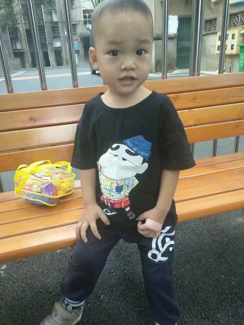 3岁小孩老是咬手指咬手臂,3岁小孩喜欢咬玩具