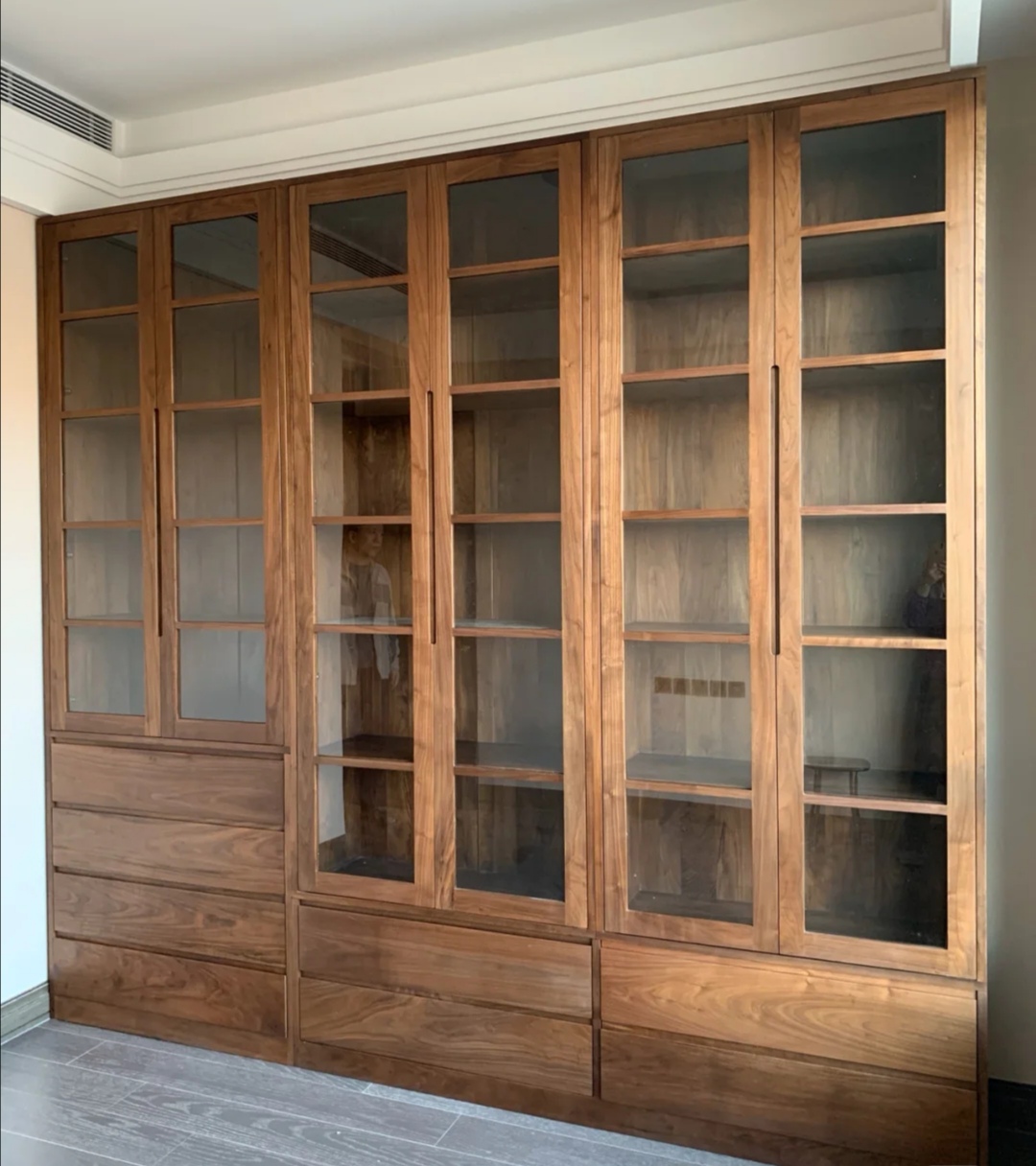 黑胡桃木和金丝胡桃木哪种家具好 (黑胡桃木家具适合什么样子的风格)