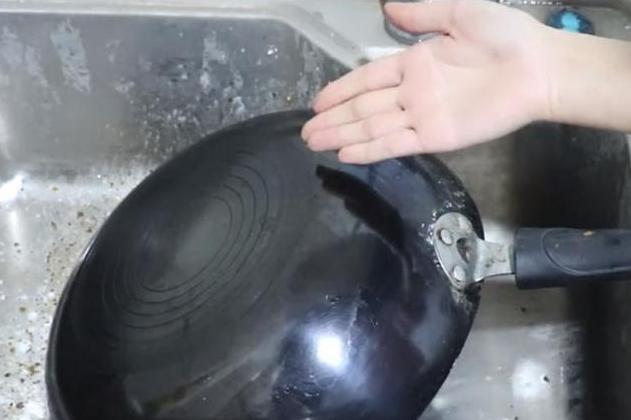铁锅养锅怎么样变黑,新的不粘锅用一次就发黑了正常吗