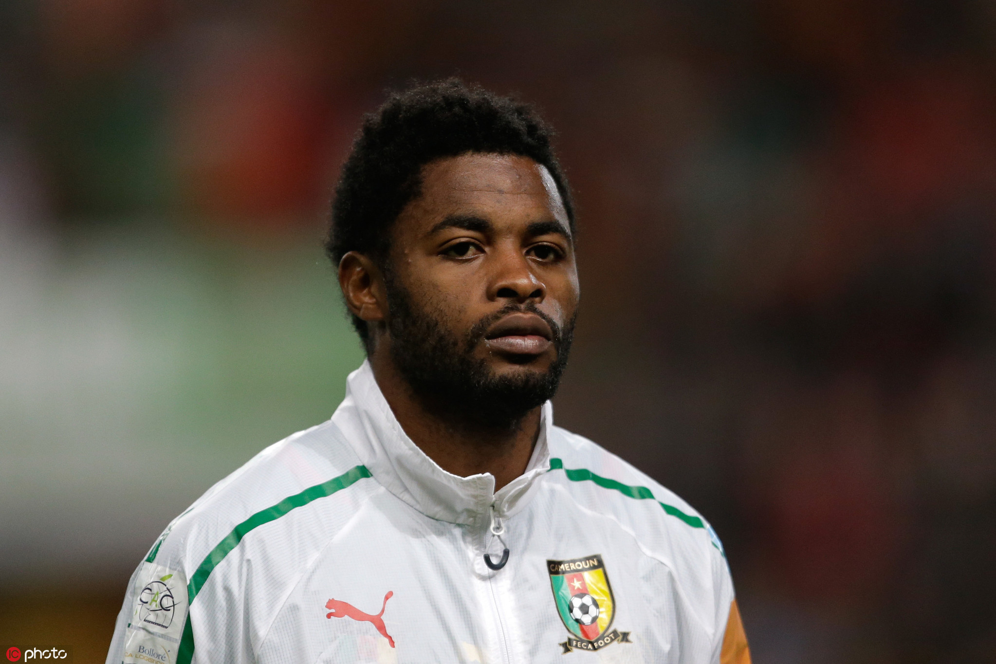 足球界大衣哥!非洲球员遇吸血鬼亲戚,百万年薪不够家人吃饱饭