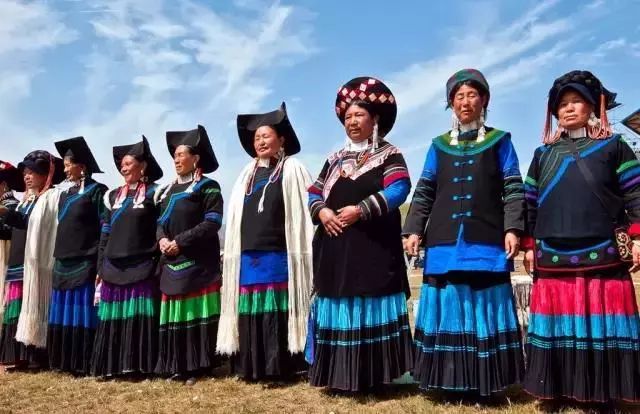 彝族民族服饰视频,彝族服饰惊艳