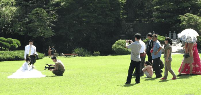 旅游景点给人拍照收费违法吗,去朝鲜旅游导游会给小费吗