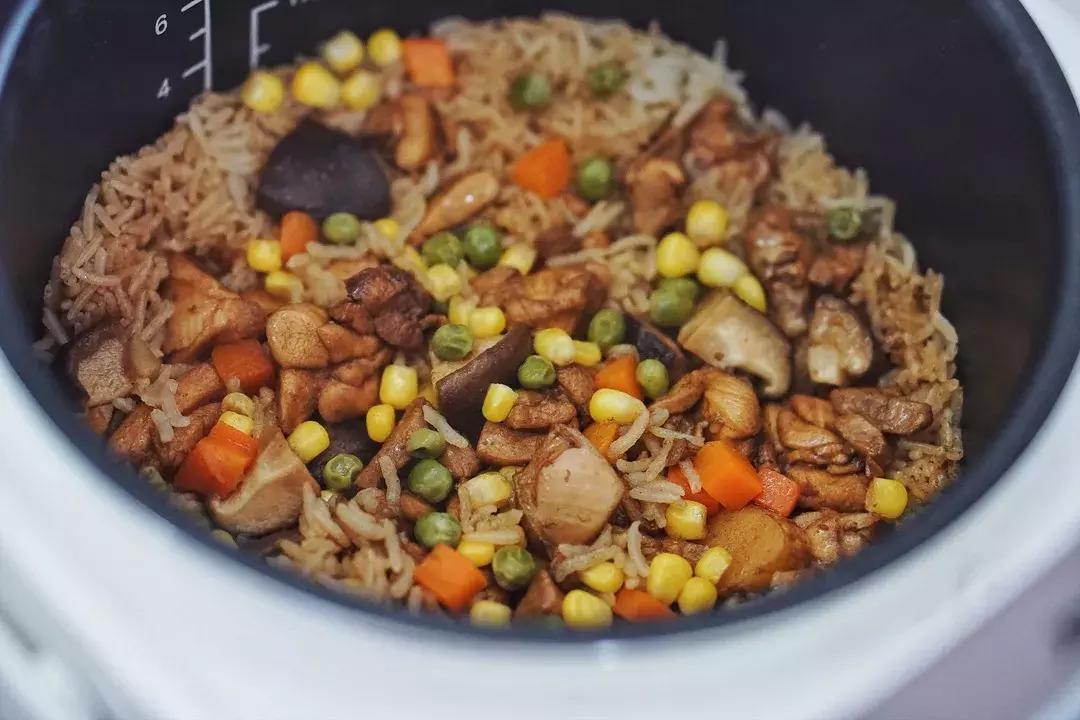 香菇板栗焖鸡学会后天天吃都不腻,简单易学的香菇鸡焖饭分享给大家