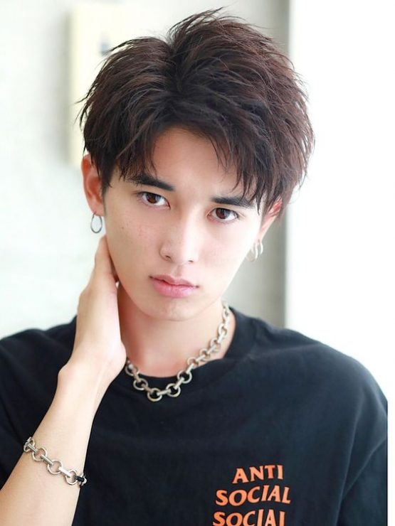 男生发质细软扁塌油腻自然卷发型,男生卷发造型中长发圆脸