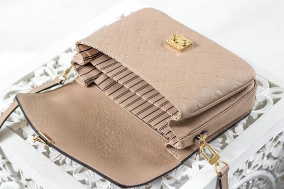 lv路易威登邮差包怎么看生产日期,lv路易威登outdoor荧光绿邮差包