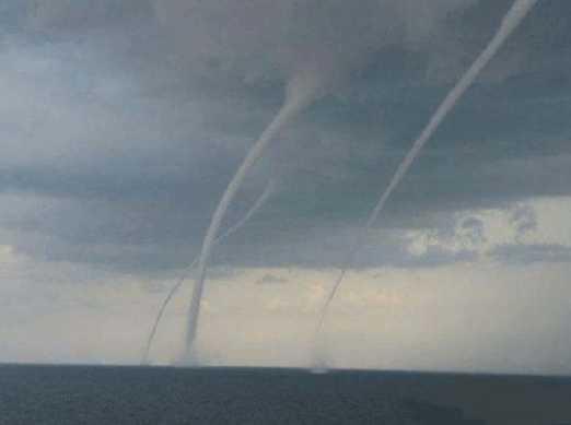 龙吸水的原理是利用大气压吗,现龙吸水奇观水柱窜云霄