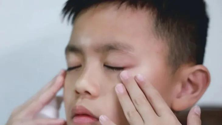 眼部保养重在“润”，用它一喷好舒服！细纹都慢慢膨了起来