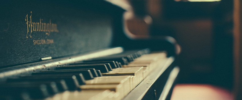 钢琴即兴伴奏怎么弹得有力量,怎么弹才知道钢琴好