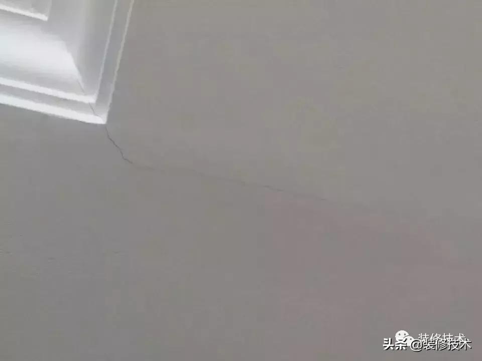 石膏板吊顶乳胶漆开裂怎么处理,石膏板吊顶怎样刮腻子不开裂