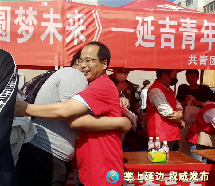 延吉市一中送考,高考考场外家长老师送行的场景