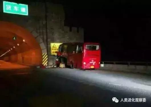 公交车坠江事件的感触,公交坠湖事件背后心理健康是关键