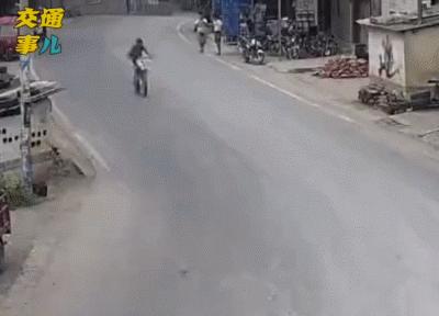 一组动图警示你：耍酷炸街一时爽车倒人进“鬼门关”！