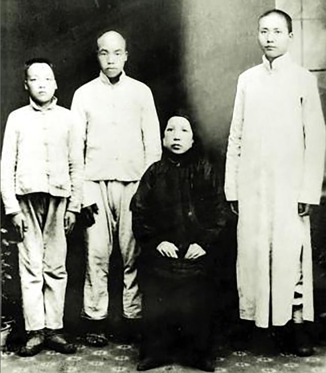 毛主席看到与母亲的合影，激动地用土话问道：咯是从哪里拱出来的