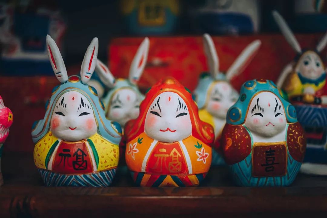 非遗守艺人｜他把泥“玩”出了花样，让有400年历史的老北京兔儿爷也跟上时代