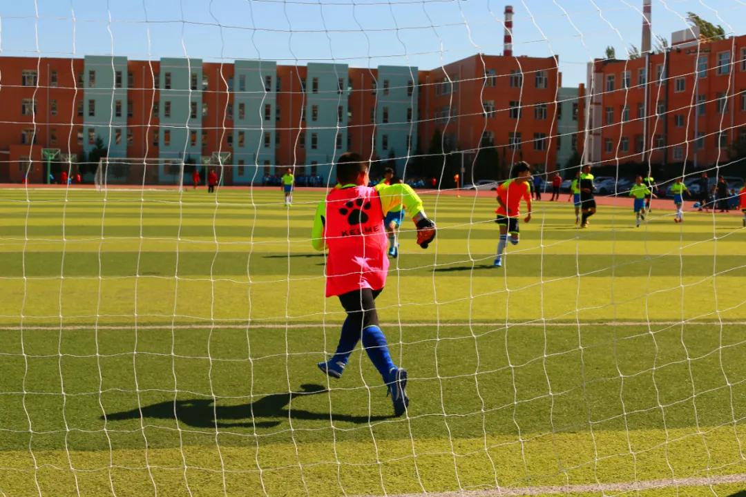 青少年校园足球联赛拉开帷幕,快乐足球追逐梦想放飞未来