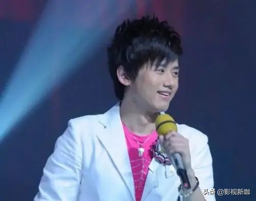 谢娜张杰抱女儿晒太阳,谢娜晒双胞胎女儿