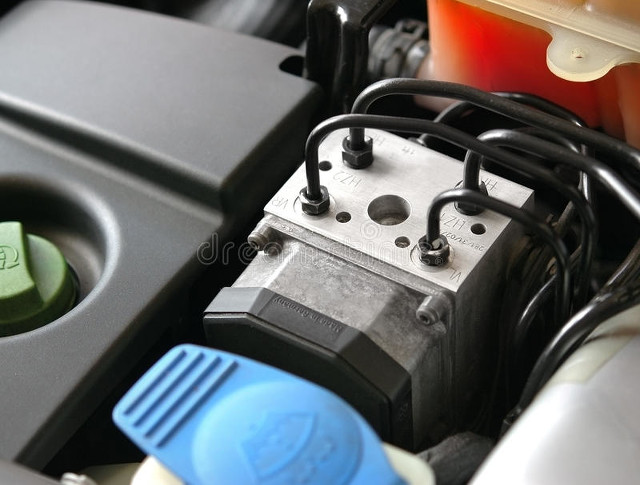 abs防抱死刹车是点刹还是一脚踩死,特斯拉abs防抱死测试