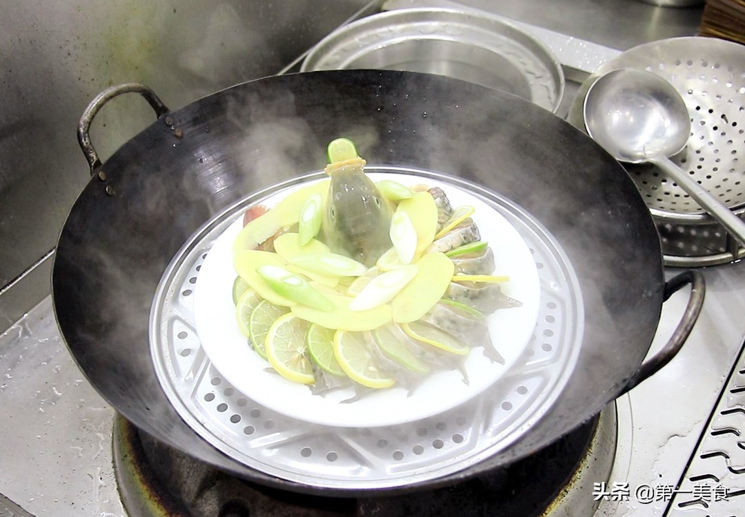 泰式青柠檬清蒸鲈鱼,酸辣爽口的正宗泰式柠檬鱼