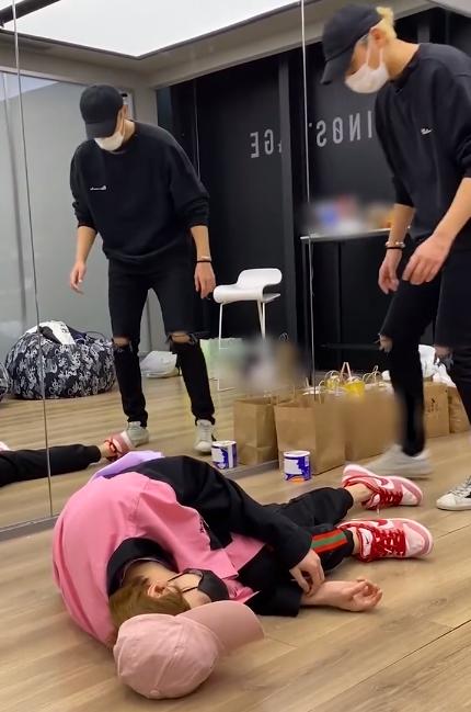 鹿晗和黄子韬创三成团舞台上互动,鹿晗黄子韬被吓一跳